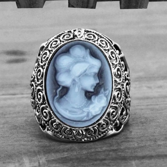 📜 Vintage Styled Victorian Styled Retro Ring 📜 - Picture 2 of 4
